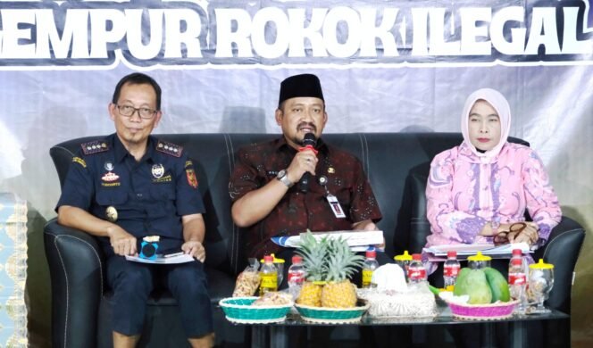 
					Bupati Pemalang Anom Widiyantoro bersama Kajari Pemalang Rina Idawani dan Kepala Kantor Pengawasan dan Pelayanan Bea dan Cukai Tipe Madya Pabean C Tegal Yudiarto