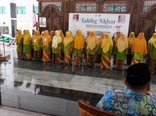 Bupati Pemalang Anom Widiyantoro saat menyaksikan Pengukuhan 26 Pengurus Korps Mubalighat Aisyiyah Kabupaten Pemalang di Pendopo Kabupaten, Minggu (7/12/2025).