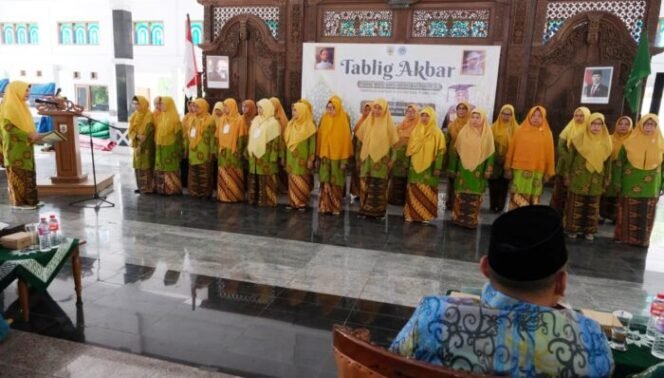 
					Bupati Pemalang Anom Widiyantoro saat menyaksikan Pengukuhan 26 Pengurus Korps Mubalighat Aisyiyah Kabupaten Pemalang di Pendopo Kabupaten, Minggu (7/12/2025).