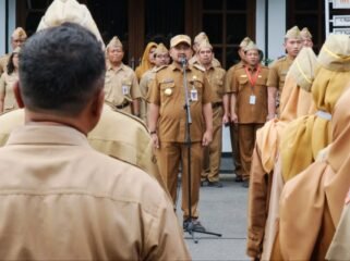 Bupati Anom saat memimpin Apel Bersama ASN Pemkab Pemalang di halaman timur Pendopo Kabupaten Pemalang pada Senin (9/12/2025).