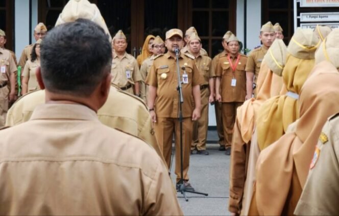 
					Bupati Anom saat memimpin Apel Bersama ASN Pemkab Pemalang di halaman timur Pendopo Kabupaten Pemalang pada Senin (9/12/2025).