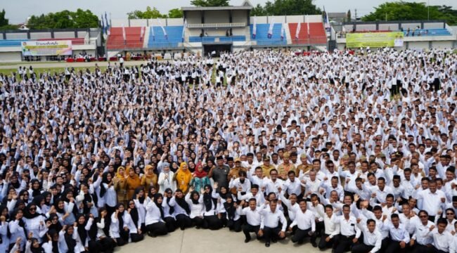 Penyerahan SK tersebut berlangsung di Stadion Mochtar Pemalang pada Selasa, 9 Desember 2025.