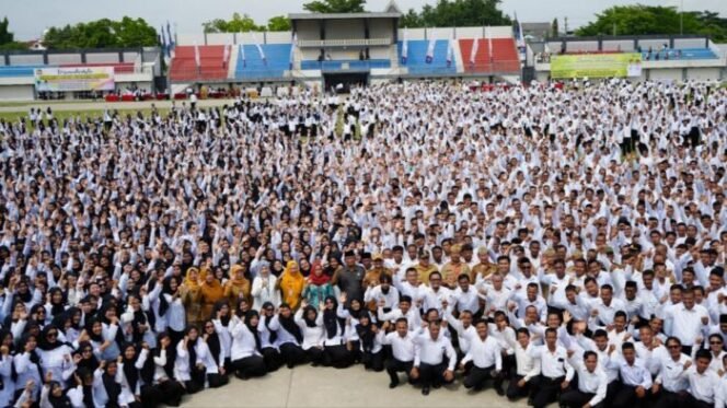 
					Penyerahan SK tersebut berlangsung di Stadion Mochtar Pemalang pada Selasa, 9 Desember 2025.