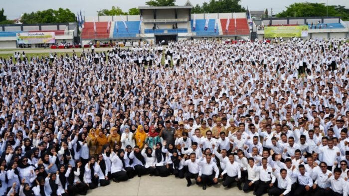Penyerahan SK tersebut berlangsung di Stadion Mochtar Pemalang pada Selasa, 9 Desember 2025.
