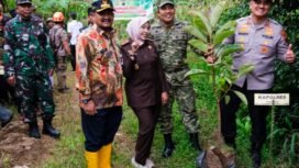 Forkopimda Pemalang Tanam Pohon Karet di Pulosari