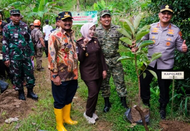 
					Forkopimda Pemalang Tanam Pohon Karet di Pulosari