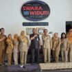 Bupati Pemalang Anom Widiyantoro menyambangi Studio LPPL Radio Swara Widuri