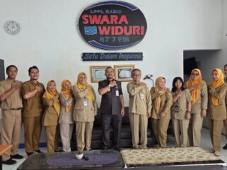 Bupati Pemalang Anom Widiyantoro menyambangi Studio LPPL Radio Swara Widuri