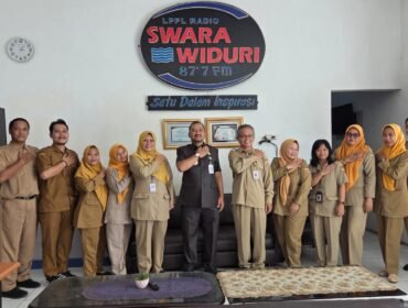 Bupati Pemalang Anom Widiyantoro menyambangi Studio LPPL Radio Swara Widuri