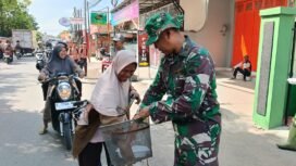 Danramil 02/Taman Kapten Cke M. Mahmudin memimpin langsung kegiatan Jumat Berkah dengan membagikan ratusan nasi kotak kepada warga