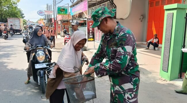 Danramil 02/Taman Kapten Cke M. Mahmudin memimpin langsung kegiatan Jumat Berkah dengan membagikan ratusan nasi kotak kepada warga