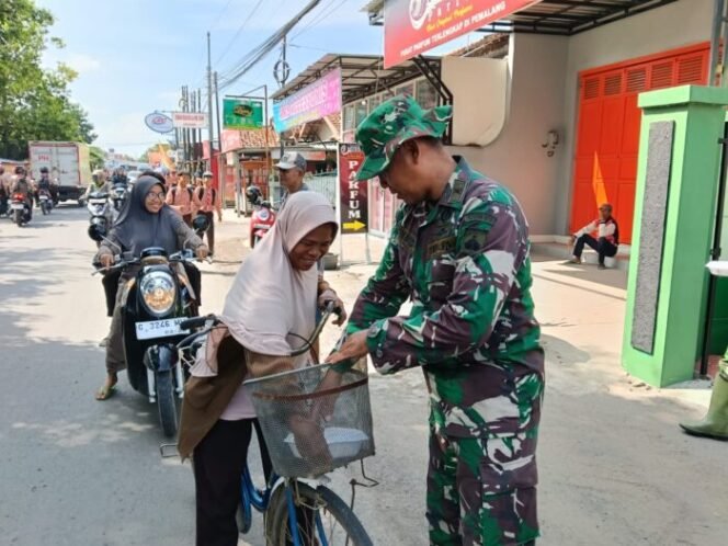 
					Danramil 02/Taman Kapten Cke M. Mahmudin memimpin langsung kegiatan Jumat Berkah dengan membagikan ratusan nasi kotak kepada warga