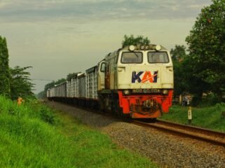 PT Kereta Api Indonesia (Persero) memperkuat kontribusinya bagi masyarakat dan industri menjelang perayaan Natal 2025 dan Tahun Baru 2026.