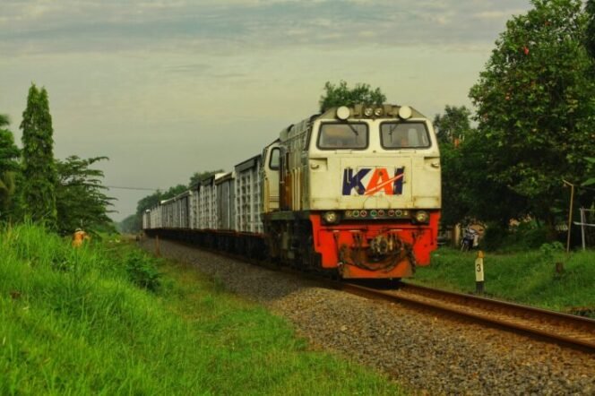 
					PT Kereta Api Indonesia (Persero) memperkuat kontribusinya bagi masyarakat dan industri menjelang perayaan Natal 2025 dan Tahun Baru 2026.