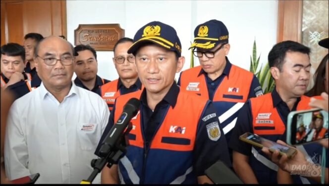 
					Direktur Utama KAI Bobby Rasyidin saat memberikan keterangan pers dihadapan awak media