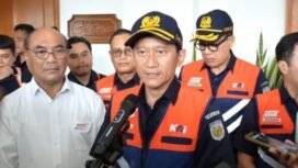 Direktur Utama KAI Bobby Rasyidin saat memberikan keterangan pers dihadapan awak media