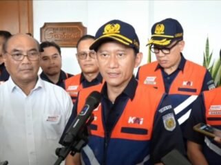 Direktur Utama KAI Bobby Rasyidin saat memberikan keterangan pers dihadapan awak media