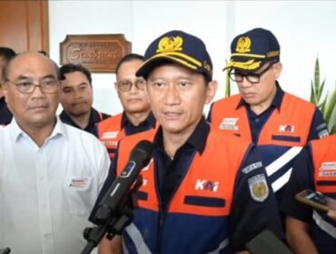 Direktur Utama KAI Bobby Rasyidin saat memberikan keterangan pers dihadapan awak media