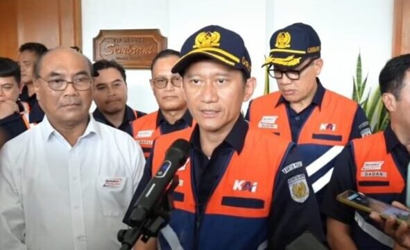 Direktur Utama KAI Bobby Rasyidin saat memberikan keterangan pers dihadapan awak media