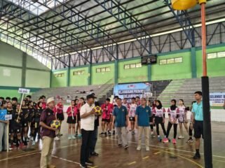 Wakil ketua IV Bidang kerjasama antar lembaga Drs Nugroho Budi Raharjo, MM saat membukan Kejurprov Korfball ke-III Tingkat di GOR Trisanja Slawi Kabupaten Tegal