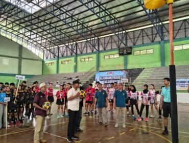 Wakil ketua IV Bidang kerjasama antar lembaga Drs Nugroho Budi Raharjo, MM saat membukan Kejurprov Korfball ke-III Tingkat di GOR Trisanja Slawi Kabupaten Tegal