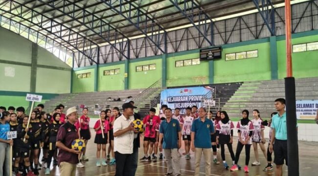 Wakil ketua IV Bidang kerjasama antar lembaga Drs Nugroho Budi Raharjo, MM saat membukan Kejurprov Korfball ke-III Tingkat di GOR Trisanja Slawi Kabupaten Tegal