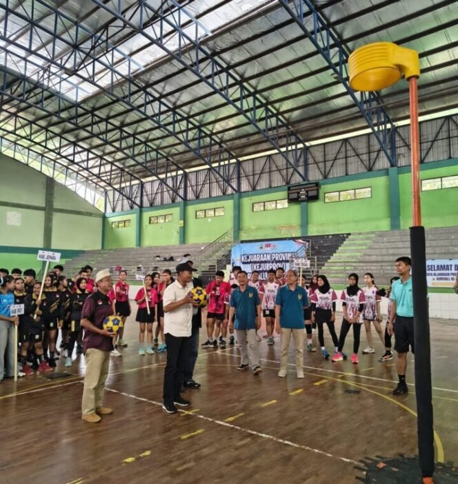 
					Wakil ketua IV Bidang kerjasama antar lembaga Drs Nugroho Budi Raharjo, MM saat membukan Kejurprov Korfball ke-III Tingkat di GOR Trisanja Slawi Kabupaten Tegal