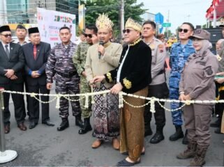 Bupati dan Wakil Bupati Pemalang Anom Widiyantoro dan Nurkholes meresmikan Citywalk yang ditandai dengan pengguntingan untaian melati dan penandatanganan prasasti di area Citywalk sebelah barat, Sabtu (24/1/2026).
