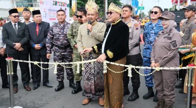 Bupati dan Wakil Bupati Pemalang Anom Widiyantoro dan Nurkholes meresmikan Citywalk yang ditandai dengan pengguntingan untaian melati dan penandatanganan prasasti di area Citywalk sebelah barat, Sabtu (24/1/2026).