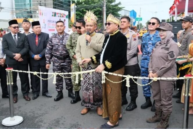 
					Bupati dan Wakil Bupati Pemalang Anom Widiyantoro dan Nurkholes meresmikan Citywalk yang ditandai dengan pengguntingan untaian melati dan penandatanganan prasasti di area Citywalk sebelah barat, Sabtu (24/1/2026).
