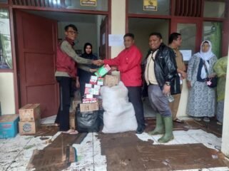 Kader PDI Perjuangan, Dr. H. Junaedi, SH, MM., mantan Ketua DPC PDI Perjuangan periode 2019–2025, menyambangi Posko Bencana di Kecamatan Pulosari untuk menyerahkan bantuan secara langsung kepada warga terdampak.