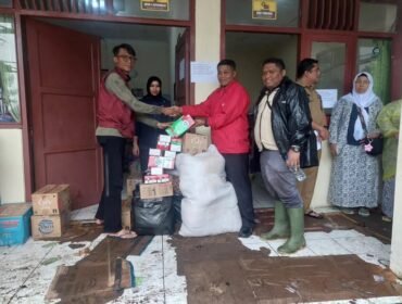 Kader PDI Perjuangan, Dr. H. Junaedi, SH, MM., mantan Ketua DPC PDI Perjuangan periode 2019–2025, menyambangi Posko Bencana di Kecamatan Pulosari untuk menyerahkan bantuan secara langsung kepada warga terdampak.