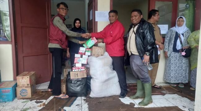 Kader PDI Perjuangan, Dr. H. Junaedi, SH, MM., mantan Ketua DPC PDI Perjuangan periode 2019–2025, menyambangi Posko Bencana di Kecamatan Pulosari untuk menyerahkan bantuan secara langsung kepada warga terdampak.