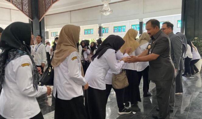 
					Bupati Pemalang Anom Widiyantoro, SE MM, resmi melakukan rotasi dan mutasi jabatan terhadap ratusan pejabat di lingkungan Pemerintah Kabupaten Pemalang.