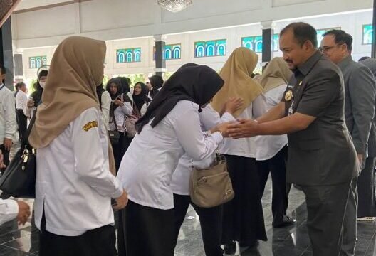 Bupati Pemalang Anom Widiyantoro, SE MM, resmi melakukan rotasi dan mutasi jabatan terhadap ratusan pejabat di lingkungan Pemerintah Kabupaten Pemalang.