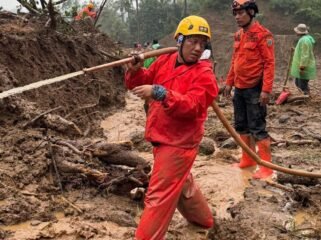 Ketua DPD Partai Golkar Kabupaten Pemalang, Nur Azmi Wicaksono, turut terlibat langsung dalam proses pencarian korban bencana tanah longsor yang terjadi di Dukuh Siranti
