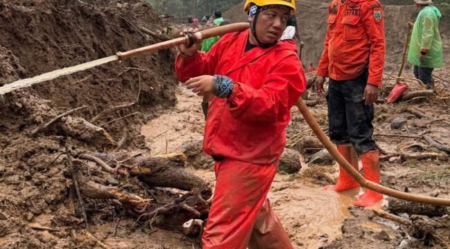Ketua DPD Partai Golkar Kabupaten Pemalang, Nur Azmi Wicaksono, turut terlibat langsung dalam proses pencarian korban bencana tanah longsor yang terjadi di Dukuh Siranti