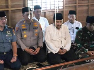 Bupati Pemalang, Anom Widiyantoro bersama jajarannya mengikuti haul Pangeran Benowo di Desa Penggarit Kecamatan Taman Kabupaten Pemalang Jawa Tengah