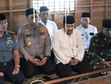 Bupati Pemalang, Anom Widiyantoro bersama jajarannya mengikuti haul Pangeran Benowo di Desa Penggarit Kecamatan Taman Kabupaten Pemalang Jawa Tengah