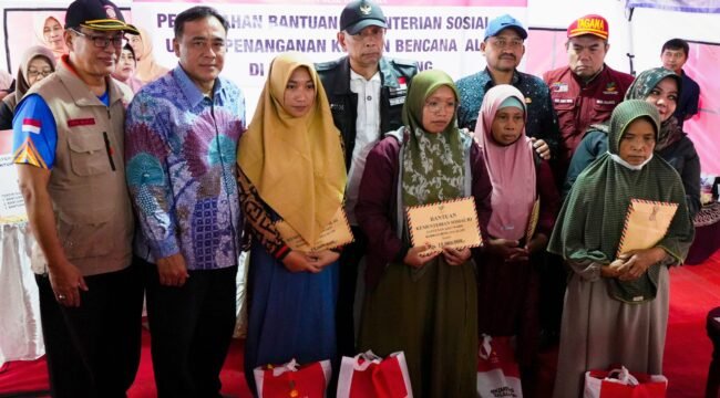 Warga Terdampak Banjir di Pemalang Terima Bantuan dari Kemensos RI