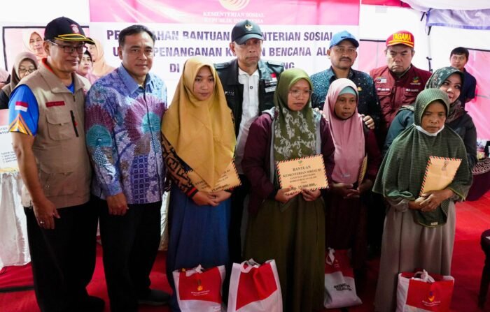 Warga Terdampak Banjir di Pemalang Terima Bantuan dari Kemensos RI