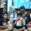 Bupati Pemalang Anom Widiyantoro dan Ketua Tim Penggerak PKK Kabupaten Pemalang, dr. Noor Faizah Maenofie, membersamai anak-anak di pos pengusingan di desa Penakir Pulosari