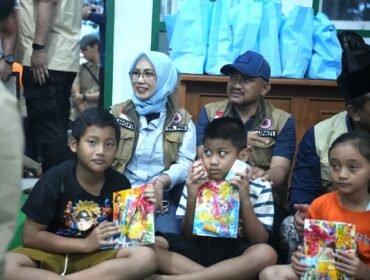 Bupati Pemalang Anom Widiyantoro dan Ketua Tim Penggerak PKK Kabupaten Pemalang, dr. Noor Faizah Maenofie, membersamai anak-anak di pos pengusingan di desa Penakir Pulosari