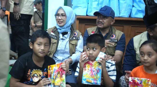Bupati Pemalang Anom Widiyantoro dan Ketua Tim Penggerak PKK Kabupaten Pemalang, dr. Noor Faizah Maenofie, membersamai anak-anak di pos pengusingan di desa Penakir Pulosari