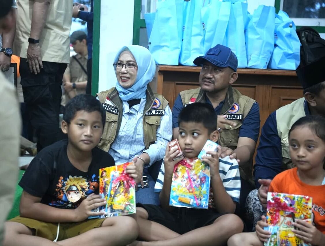 Bupati Pemalang Anom Widiyantoro dan Ketua Tim Penggerak PKK Kabupaten Pemalang, dr. Noor Faizah Maenofie, membersamai anak-anak di pos pengusingan di desa Penakir Pulosari