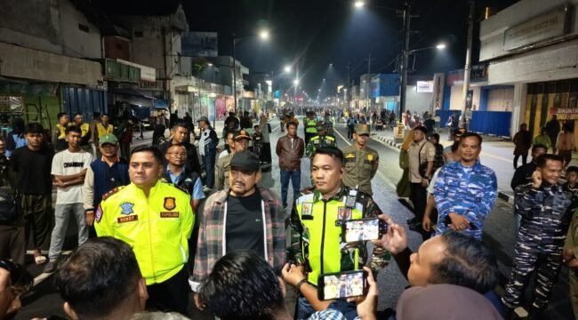 Dandim 0711/Pemalang Letkol Inf Muhammad Arif, S. Hub. Int., bersama Forum Koordinasi Pimpinan Daerah (Forkopimda) Kabupaten Pemalang melaksanakan kegiatan monitoring dan patroli gabungan, Rabu malam (31/12/2025) hingga Kamis dini hari (1/1/2026).