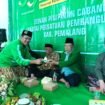 Ketua DPC PPP Kabupaten Pemalang, Fahmi Hakim menyerahkan secara  simbolis potongan nasi tumpeng kepada sesepuh PPP Pemalang