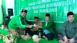 Ketua DPC PPP Kabupaten Pemalang, Fahmi Hakim menyerahkan secara  simbolis potongan nasi tumpeng kepada sesepuh PPP Pemalang