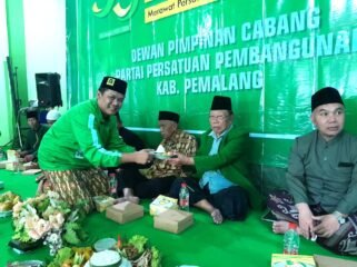 Ketua DPC PPP Kabupaten Pemalang, Fahmi Hakim menyerahkan secara  simbolis potongan nasi tumpeng kepada sesepuh PPP Pemalang