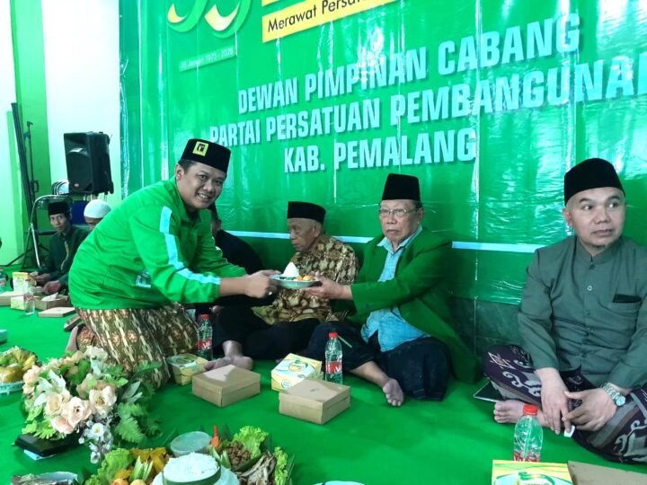 Ketua DPC PPP Kabupaten Pemalang, Fahmi Hakim menyerahkan secara  simbolis potongan nasi tumpeng kepada sesepuh PPP Pemalang
